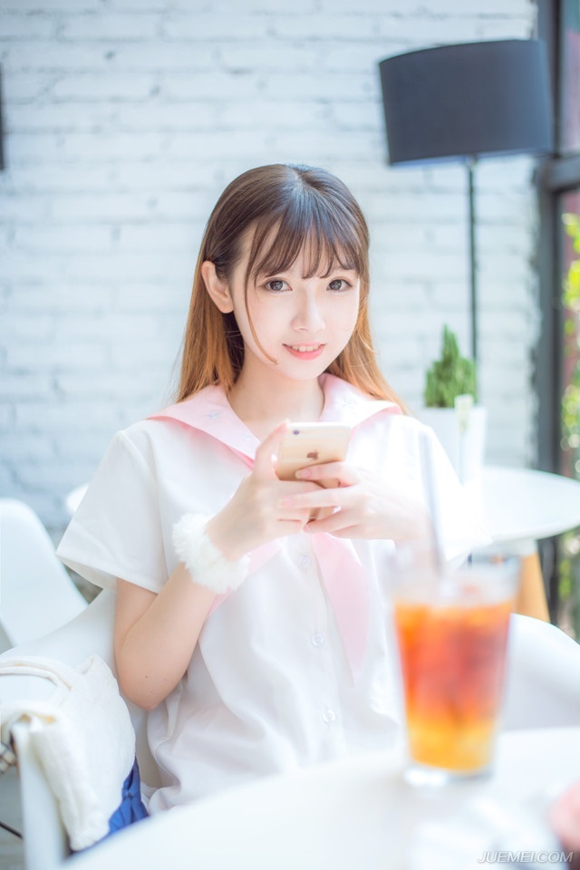 就在众人准备散去的时候，一名小校从议事厅外冲进来，跪在地上凄厉的道：“主公，城上泠苞将军刚刚传来讯息，魏延带领阆中八万大军出绵竹关，已与庞统合兵，此刻已经开始围城了！”